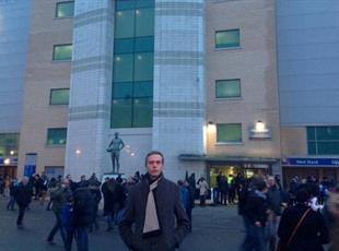 Иван Громиков около стадиона Стэмфорд Бридж