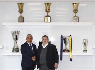 Генеральный директор Energy T.I. Роберто Джули и президент Пармы Томмазо Гирарди, Getty Images