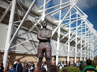 Памятник Айвору Оллчерчу возле стадиона Суонси, Sky Sports 