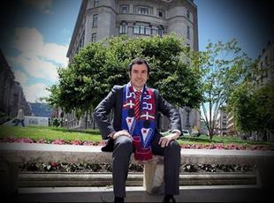 Алекс Арансабаль позирует с 