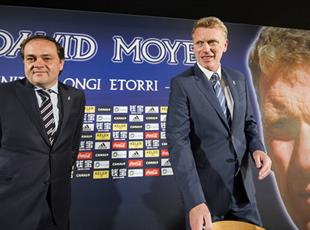 Хокин Аперрибай подписывает Дэвида Мойеса zimbio.com 