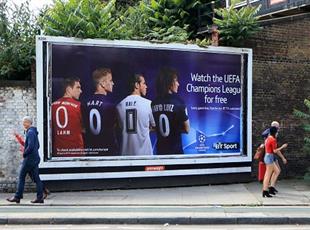 Брендовые футболисты на улицах города, Getty Images