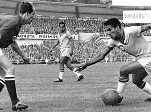 Гарринча (справа), champions.name