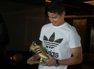 Хамес Родригес в футболке от спонсора, getty images