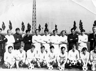 Микола Богданов (третій праворуч у нижньому ряді)