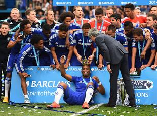 Дидье Дрогба (по центру)