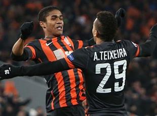 Дуглас Коста (слева) и Алекс Тейшейра (справа), фото ФК Шахтер Донецк