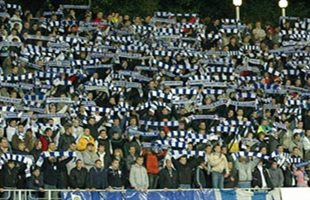 На трибунах было жарко. В проходах тоже...фото Ильи Хохлова, Football.ua