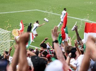 Вболівальники на радощах кидають їжу, фото getty images