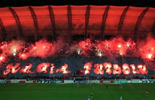 Перфоманс болельщиков Kolejorz, fodboldsnak.dk