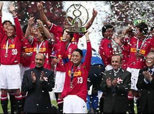 Капитан Уравы Редс Кейта Судзуки с кубком Лиги Чемпионов АФК-2007