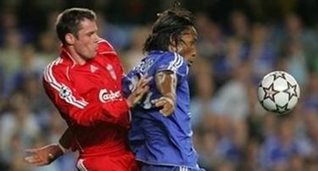 Джейми Каррагер (слева) против Дидье Дрогба, фото AP