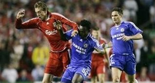 Питер Крауч в борьбе с Михаэлем Эссьеном, фото AP