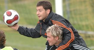 Не похоже, что они кого-то опасаются :), shakhtar.com