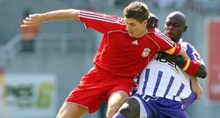 Стиви Джи в борьбе за мяч, АР