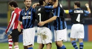 Златан только что забил второй мяч, REUTERS