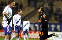 Одни бьются, другие в футбол играют, АР