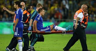 Джон Терри не смог самостоятельно покинуть поле, Getty Images