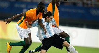 Месси продирается сквозь защиту ивуарийцев, AP