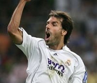 Руд ван Нистелрой празднует гол в ворота 