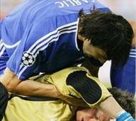 Саше больно...