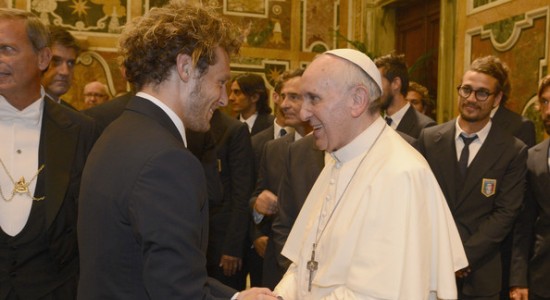 Алессандро Дьяманти с Папой Римским перед матчем с Аргентиной, Getty Images