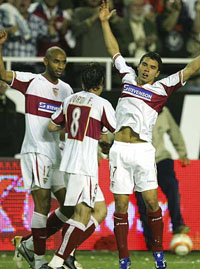 Герой матча Хавьер Савиола (справа), AFP