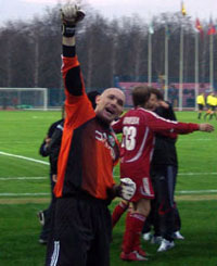 Голкипер гостей празднует победу