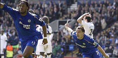 Дрогба и Терри празднуют гол Лэмпарда, bbc.co.uk