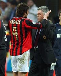 Анчелотти поздравляет Каладзе, АР