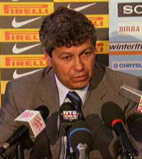 На этот раз румынский тренер придрался к качеству газона