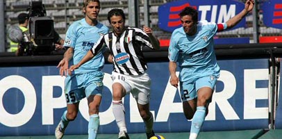 Дель Пьеро сражается с Оддо на фоне Берами. juventus.com