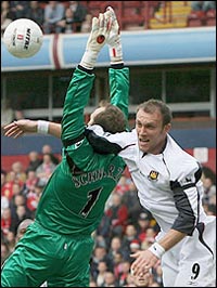 Аштон выбивает из игры Шварцера, bbc.co.uk