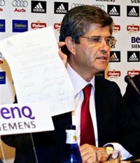 Фернандо Мартин демонстрирует постановление о своей отставке, АР