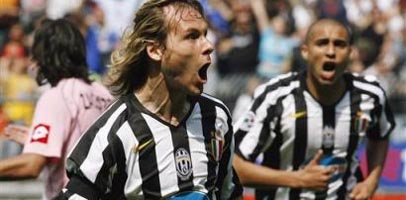 Павел Недвед ведет 