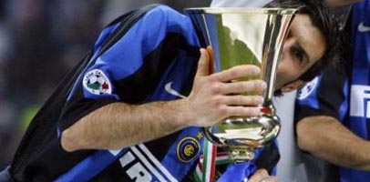 Луиш Фигу с трофеем, АР