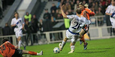 В этом моменте Тимощук и Несмачный едва не оторвали друг другу ноги, fcdynamo.kiev.ua