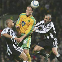 Дин Аштон (в центре)