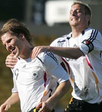 Немцы празднуют гол Полански, uefa.com