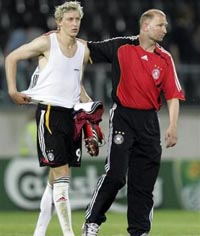 Дитер Айльтс утешает Кисслинга, АР