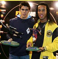 Роналдиньо (справа)