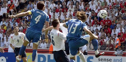 Карлос Гамарра поражает свои ворота, АР