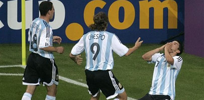 Аргентинцы празднуют гол Савиолы, АР