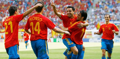 Испанцы празднуют гол, Getty images