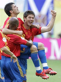 Испанцы празднуют гол Вильи, АР