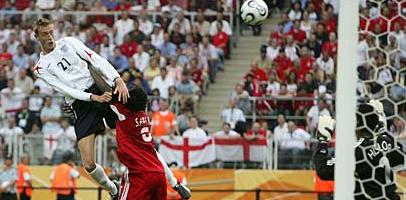 Питер Крауч открывает счет в матче, news.bbc.co.uk