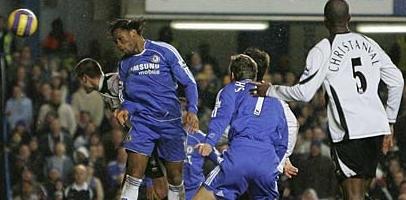 Дрогба забивает - Шева смотрит, фото АР