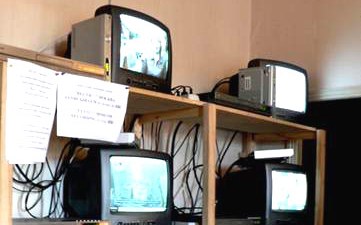 Между двумя телевизорами