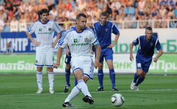 Шевченко забивает с пенальти, фото Ильи Хохлова, Football.ua