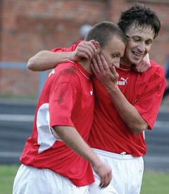 gorod.cn.uaВозвращение в Чернигов Кожемяченко (справа) отметил хет-триком, фото gorod.cn.ua